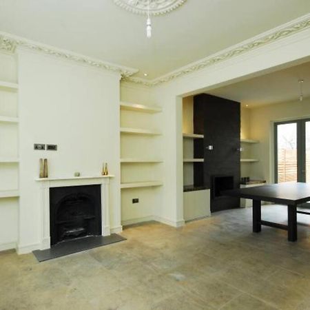 Quintessential Town House Close To Central 런던 외부 사진