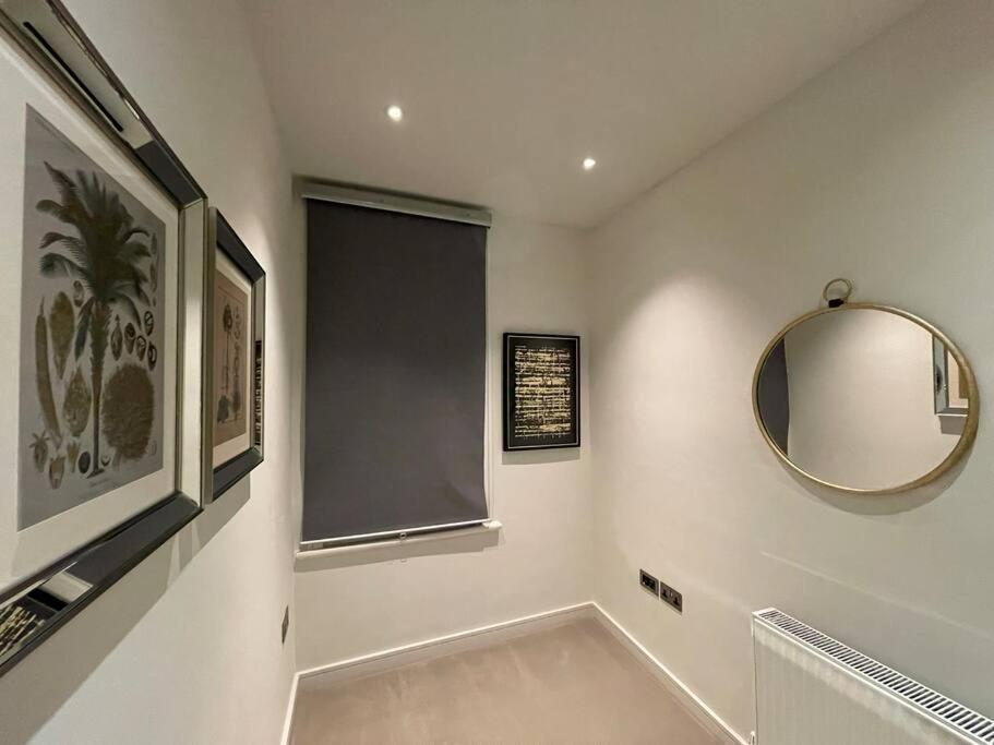 Quintessential Town House Close To Central 런던 외부 사진