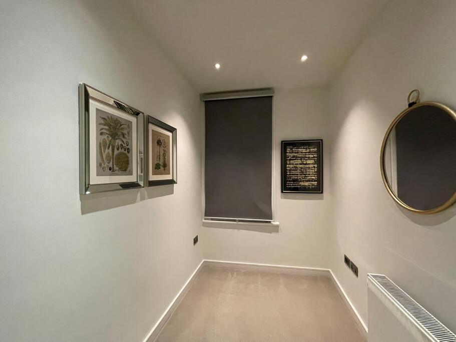 Quintessential Town House Close To Central 런던 외부 사진