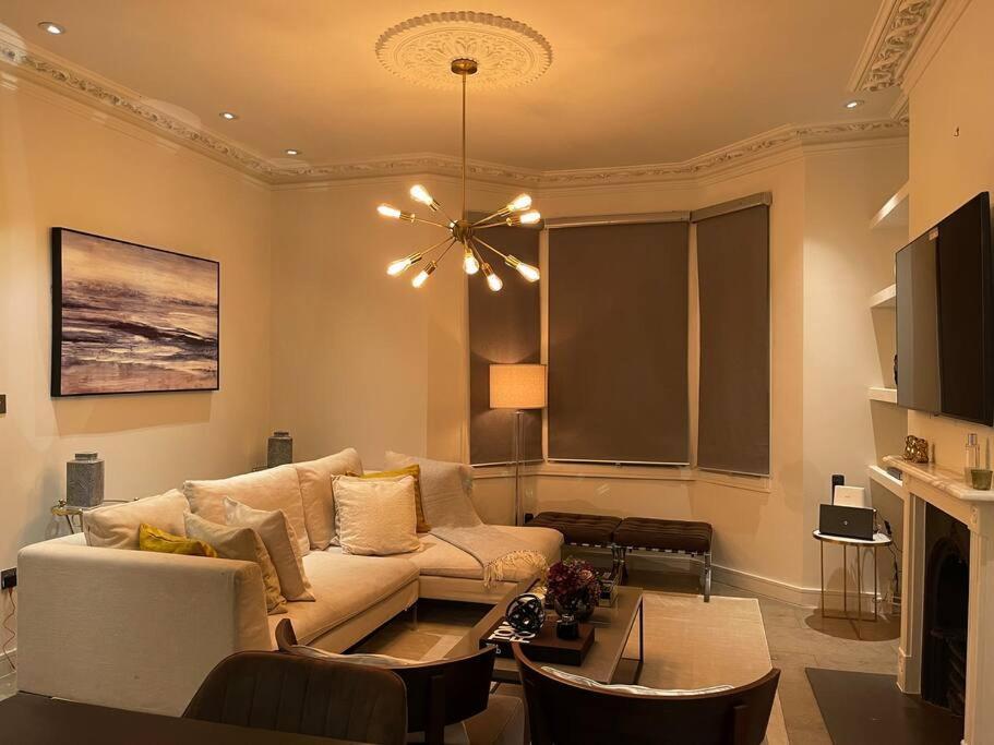 Quintessential Town House Close To Central 런던 외부 사진