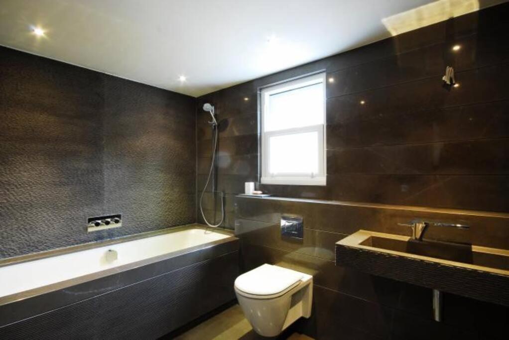 Quintessential Town House Close To Central 런던 외부 사진