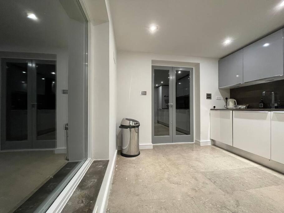 Quintessential Town House Close To Central 런던 외부 사진