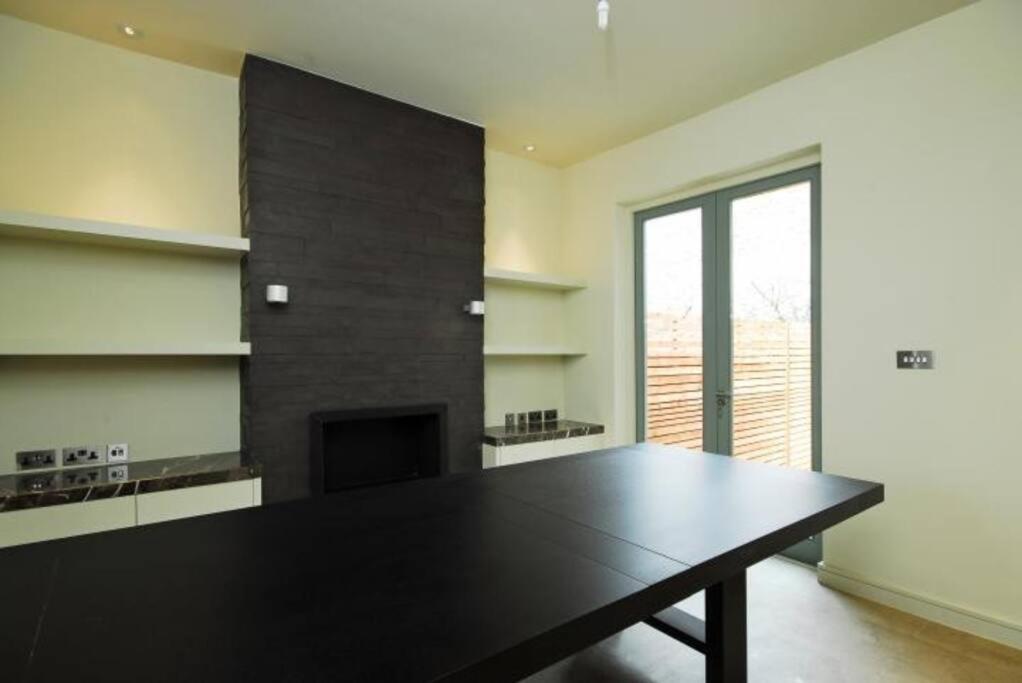 Quintessential Town House Close To Central 런던 외부 사진