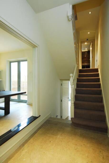 Quintessential Town House Close To Central 런던 외부 사진