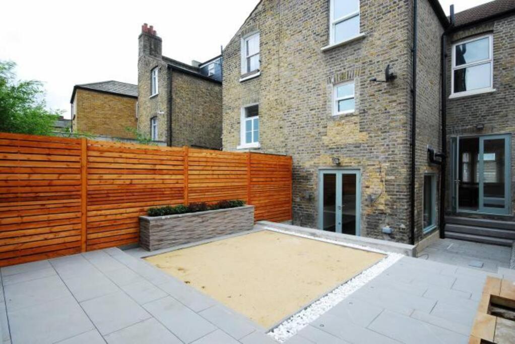 Quintessential Town House Close To Central 런던 외부 사진